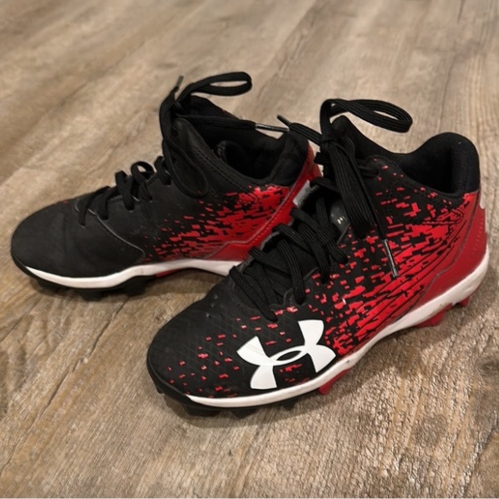 Boys Baseball cleats size 1Y. Red, black, white, great condition
